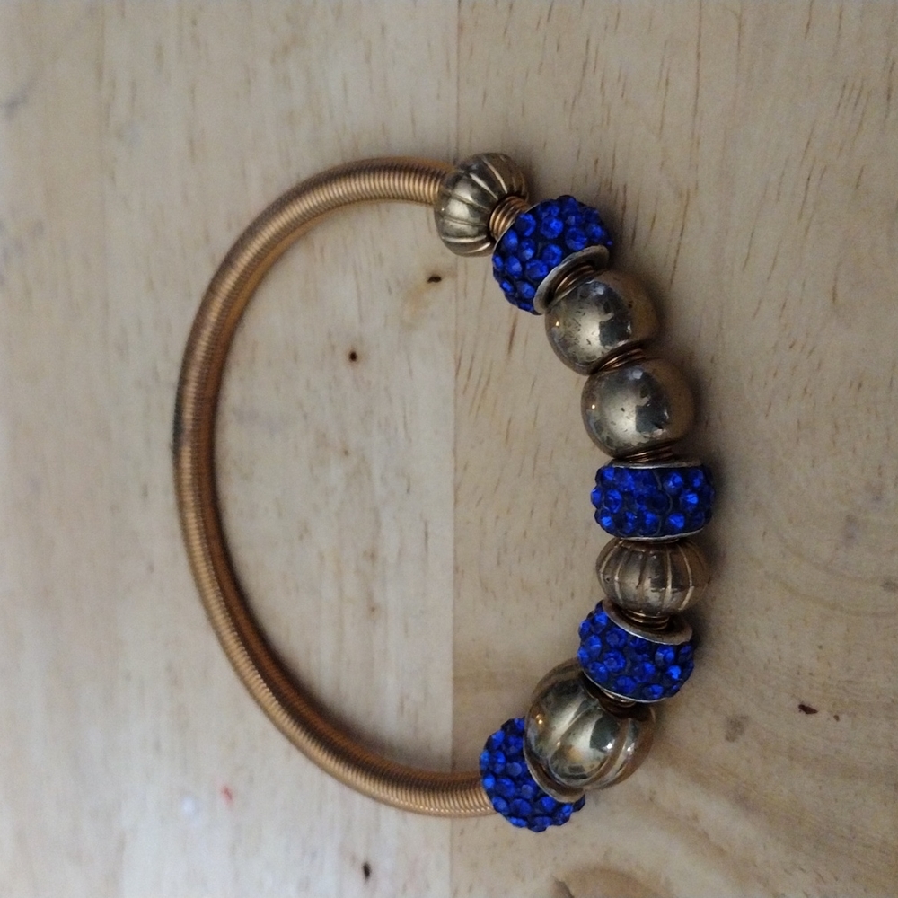 4 Bracelets/1 watch - Picture 5 of 9